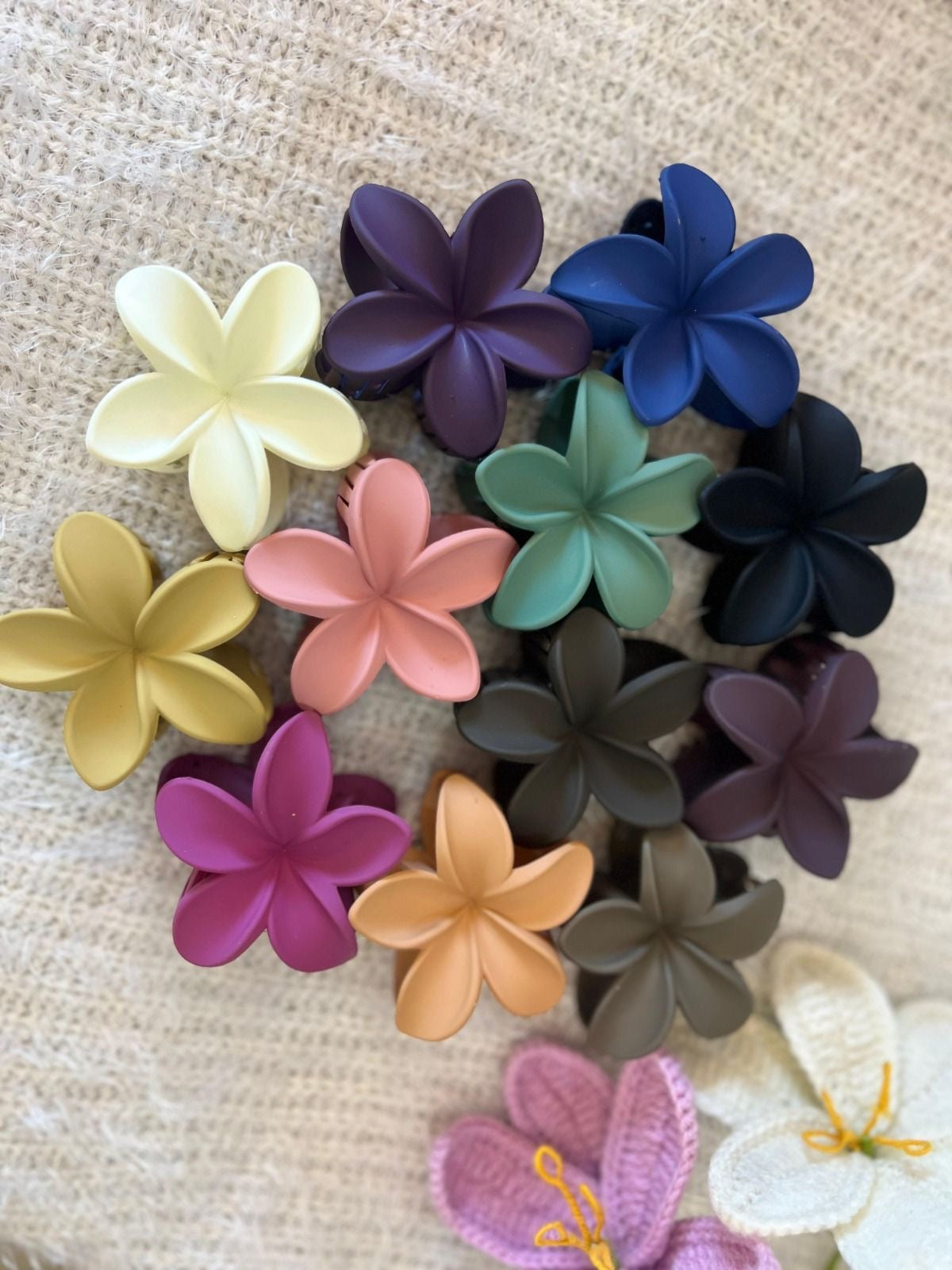 Matte Hawaiian Clip